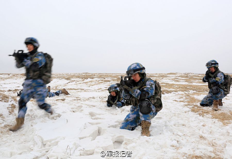 高清：海軍陸戰隊兩棲戰車在東北寒區實彈射擊【5】