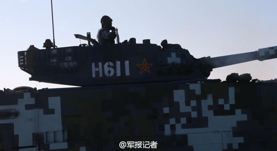 高清：海軍陸戰隊兩棲戰車在東北寒區實彈射擊【9】