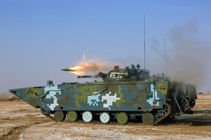 高清：海軍陸戰隊兩棲戰車在東北寒區實彈射擊