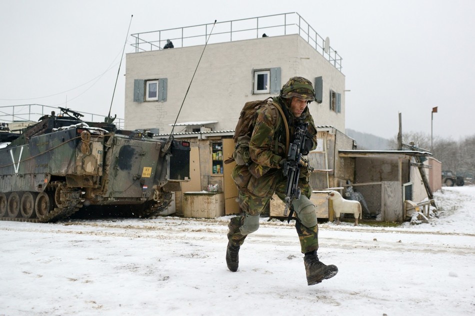 高清:荷兰精锐部队参加北约冬季训练