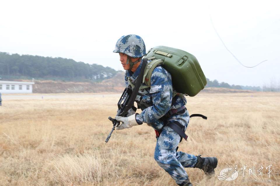 高清:我军空降兵跳突击"敌"纵深 多人同时索降【23】