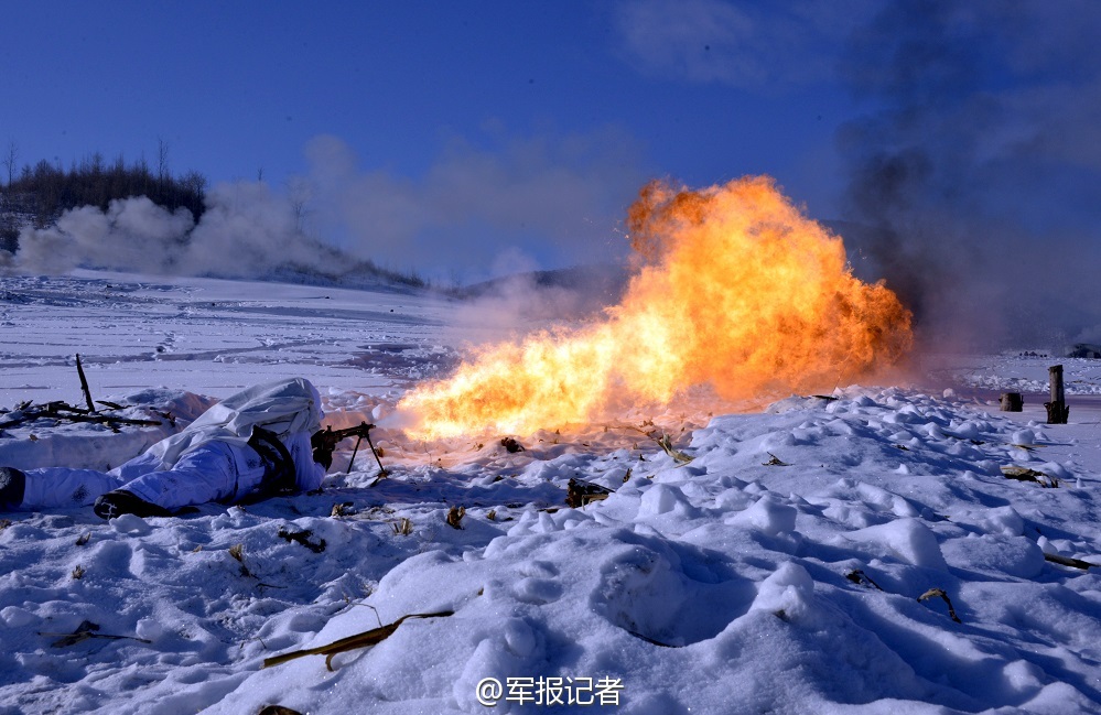 高清：解放軍合成營雪地作戰使用火焰噴射器等武器