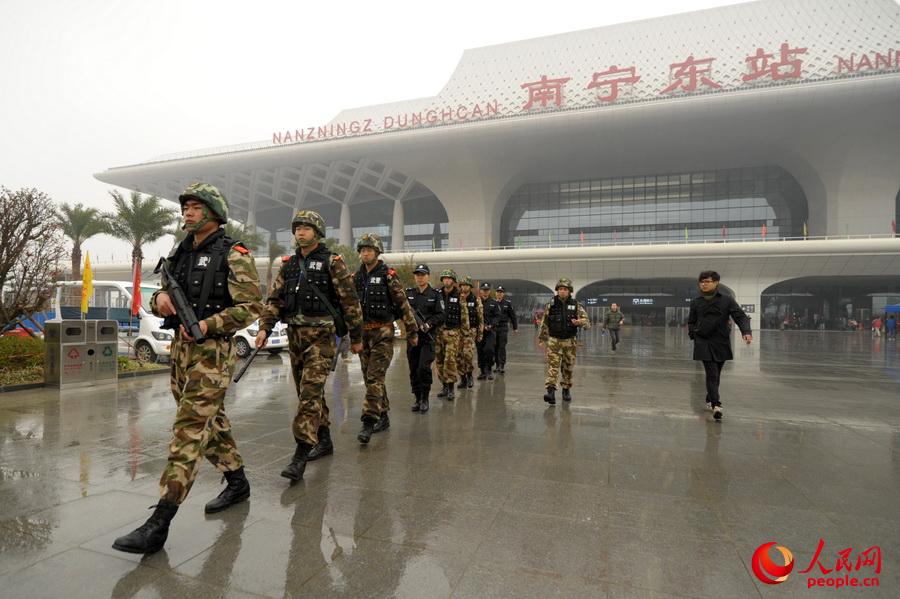 高清:武警持枪在南宁火车站巡逻确保春运稳定