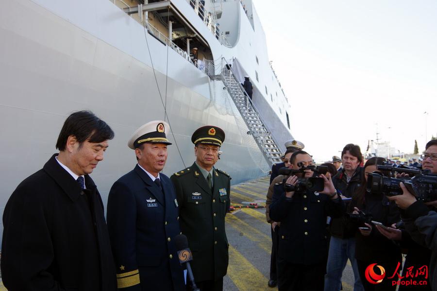 編隊指揮員張傳書少將（左中）在土倫軍港接受媒體採訪 肖永攝