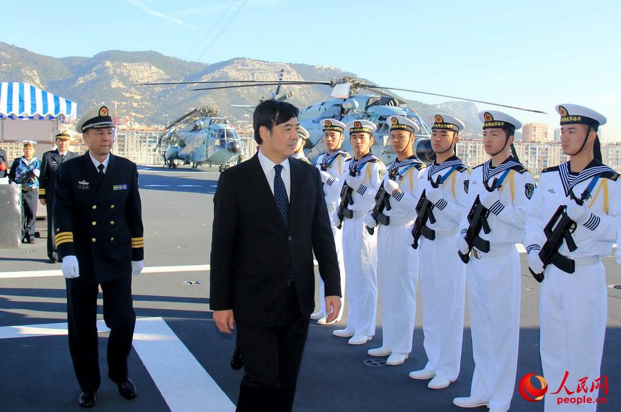 翟雋大使檢閱長白山艦儀仗隊 肖永攝