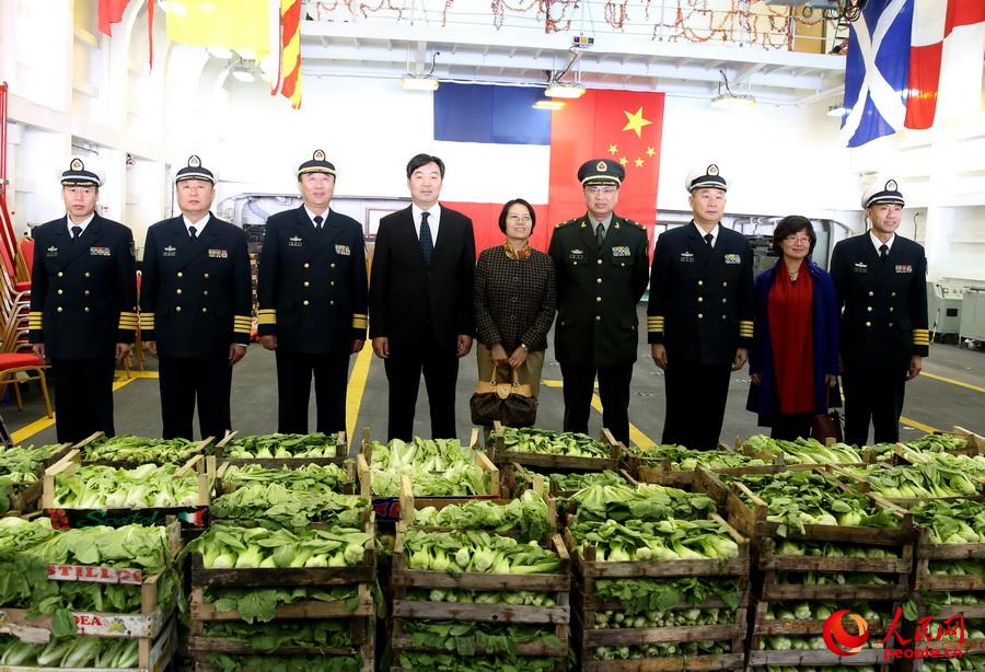 我國駐法國大使館向編隊官兵送來新鮮蔬菜，表達慰問。 甘俊攝