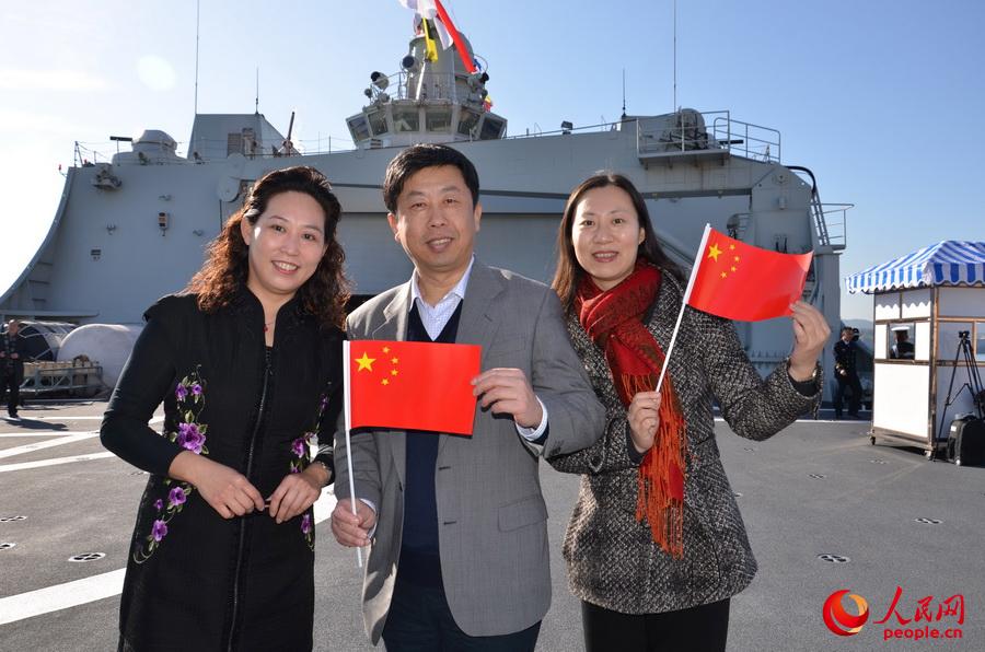 駐法使館工作人員代表在長白山艦上合影留念  孫海潮 攝