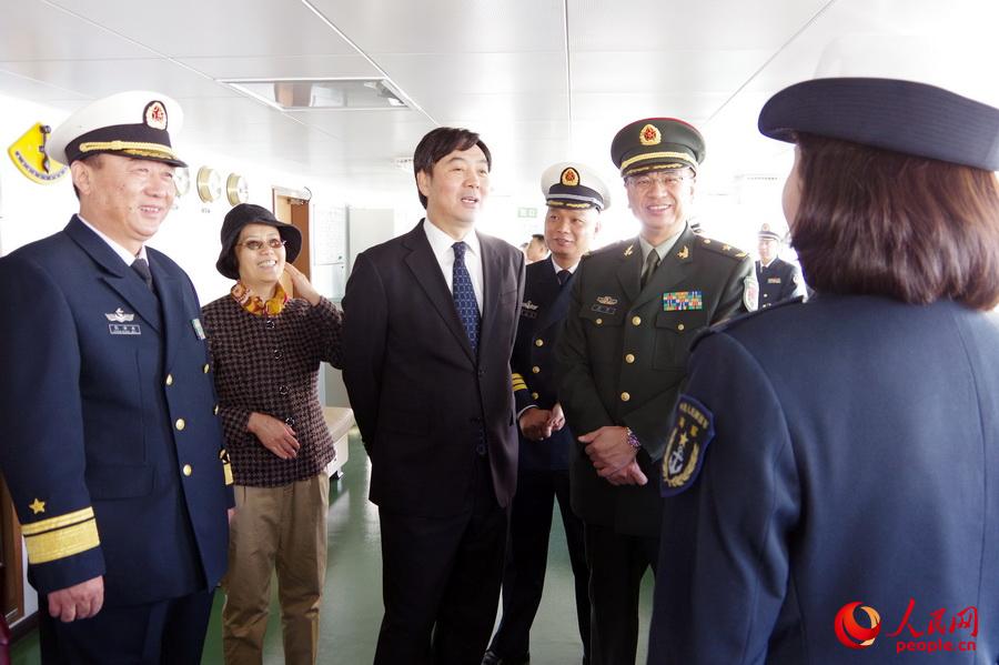 中國駐法國翟雋大使一行參觀長白山艦 肖永攝