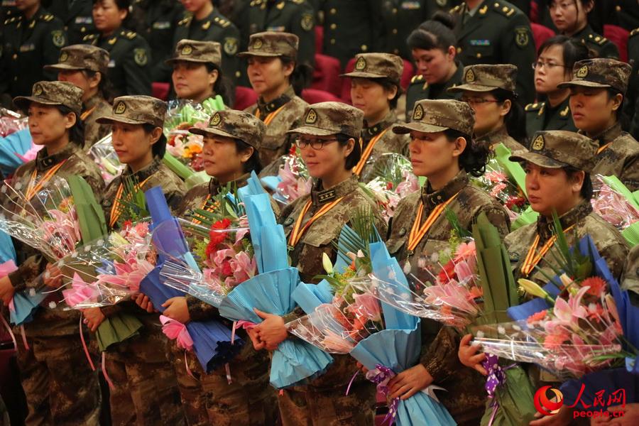 51名抗埃醫療隊員精神飽滿地接過敬獻的鮮花。