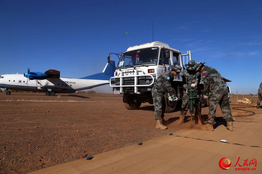 2月19日，我第二批赴馬裡維和工兵分隊官兵正在執行應急直升機停機坪建設任務。白雲天攝