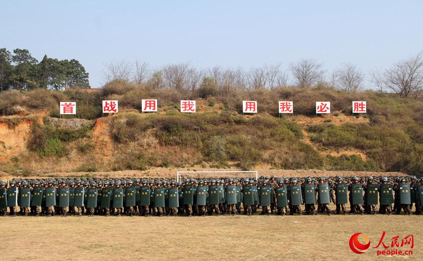 武警涼山支隊組織部隊開展防暴隊形訓練。李結義攝