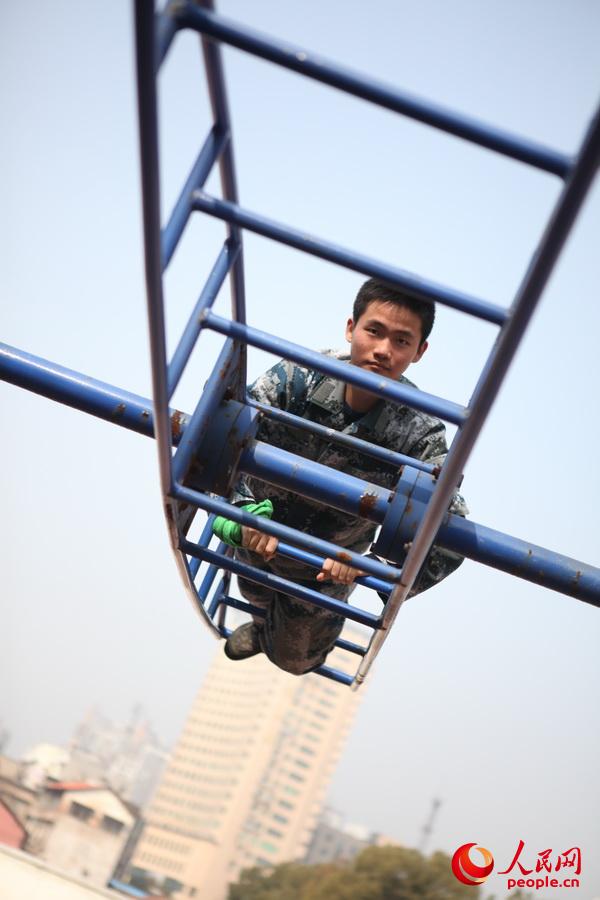 武漢六中航空教育實驗班學生李志遠在旋梯上訓練。（徐洲 攝）