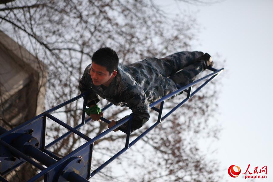 武漢六中航空教育實驗班學生李志明在旋梯上訓練。（徐洲 攝）