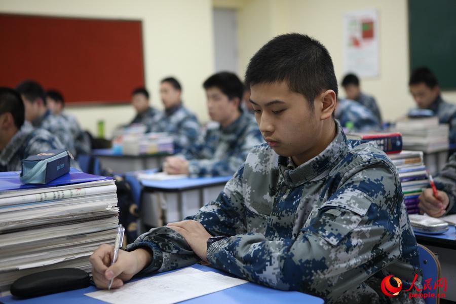 武漢六中航空教育實驗班學生迎戰高考。（徐洲 攝）