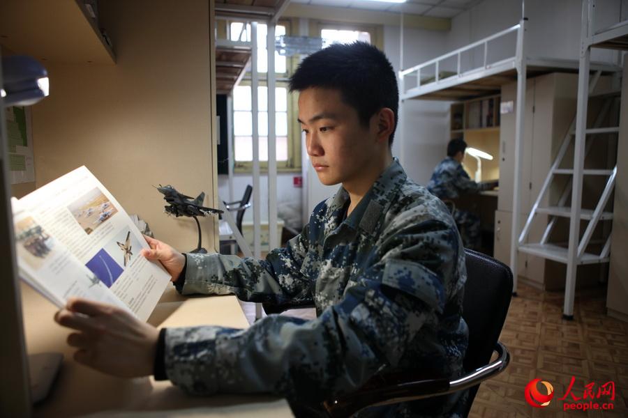 武漢六中航空教育實驗班學生李志遠在宿舍學習。（徐洲 攝）
