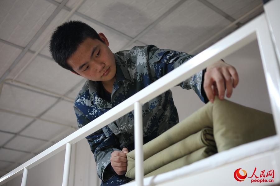 武漢六中航空教育實驗班學生李志明在整理內務。（徐洲 攝）