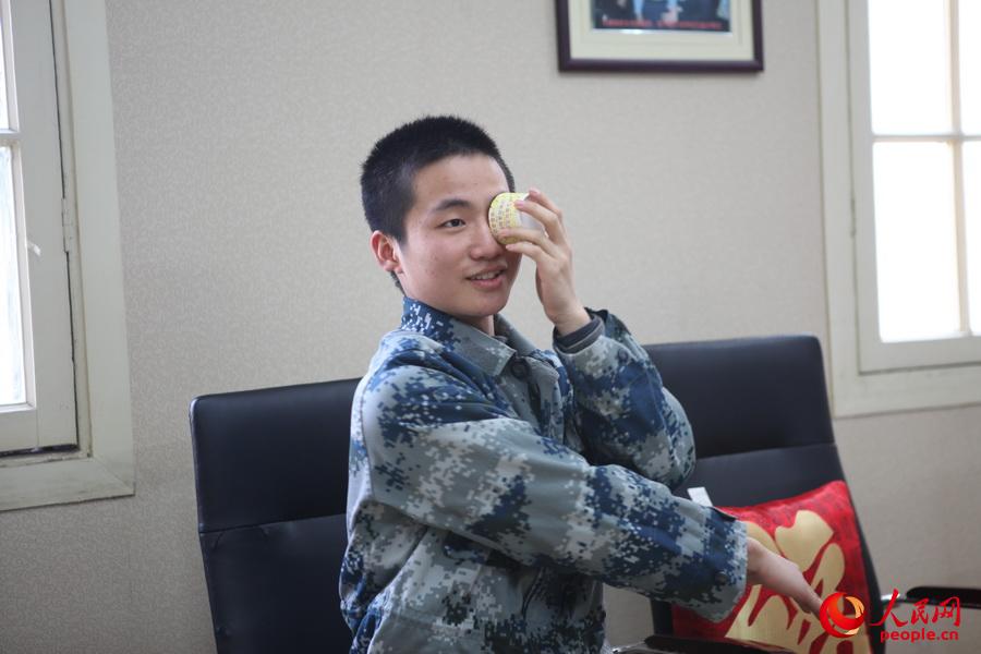 武漢六中航空教育實驗班學生李志遠在檢查視力。（徐洲 攝）