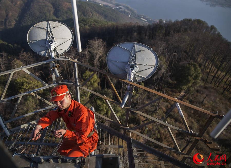 通信保障是扑救森林火災的重要環節。今年二十五歲的通信骨干蔡曉林正在維護通信設備，確保通信線路完好無損。（2月19日攝）  
