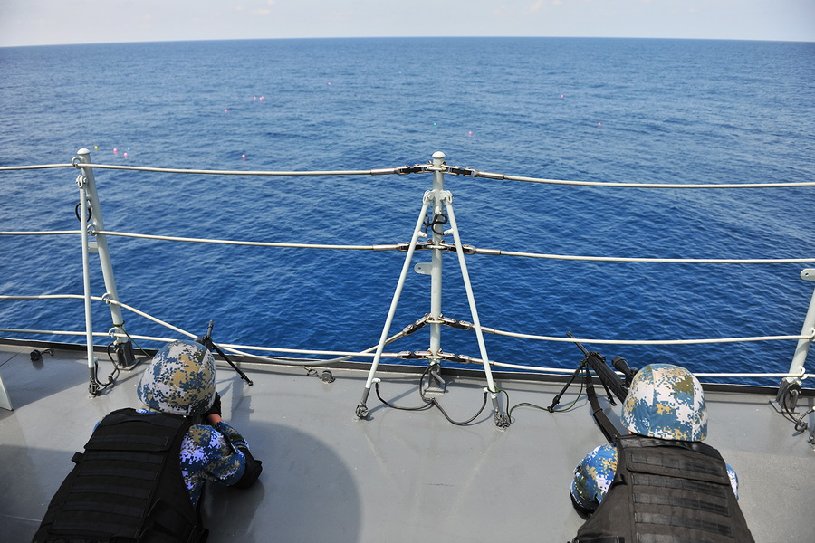 海军护航编队特战队员实弹射击 轮换使用多型