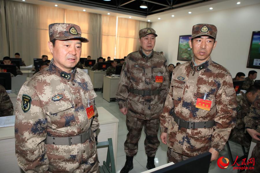 兰州军区参谋长何清成（左一）等领导现场督考。摄影：黄宝峰
