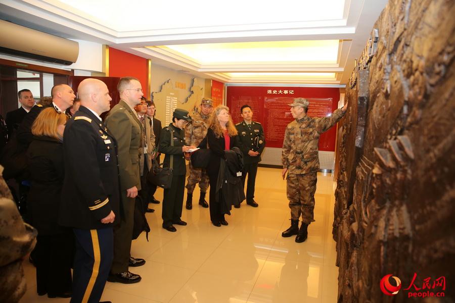 美軍代表參觀該團“紅八連”榮譽室。翟大帥攝