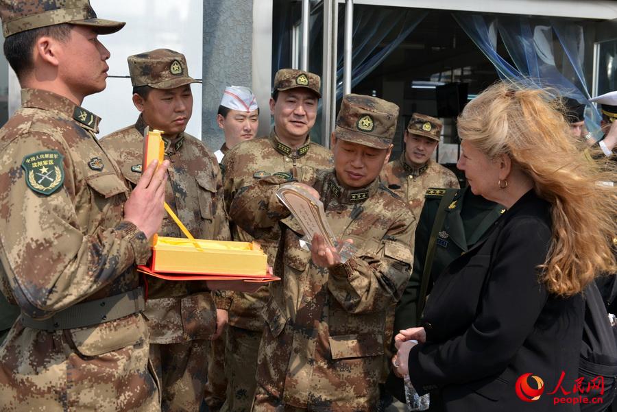 該團團長李峰向美軍代表贈送禮物。王坤攝