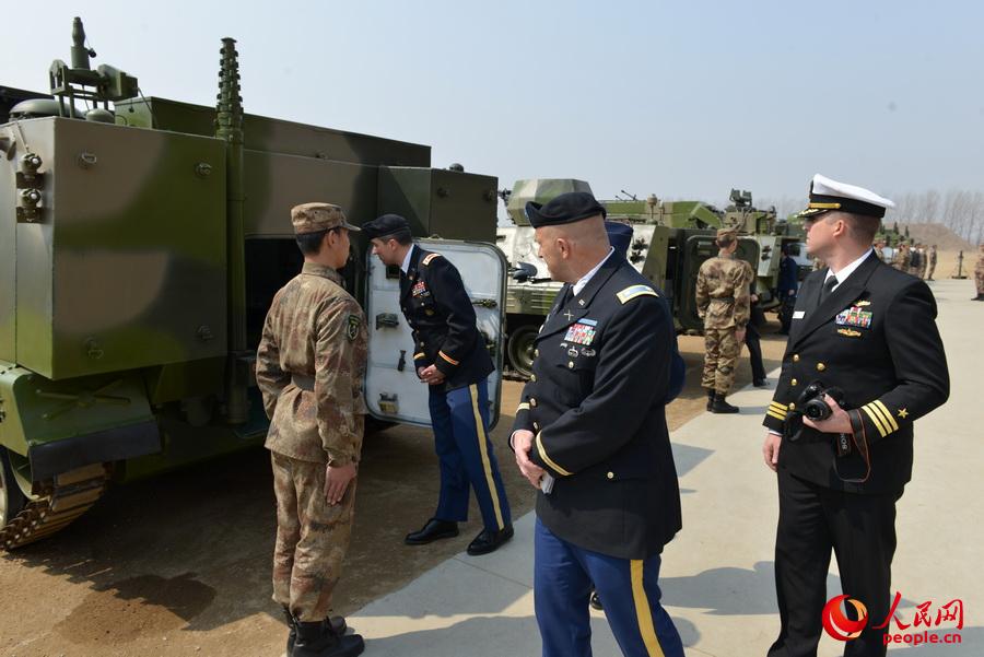 美軍代表參觀我軍裝備展示。王坤攝