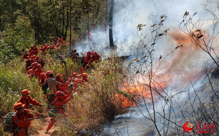 2015年3月8日， 武警涼山州森林支隊官兵在四川省西昌市扑救森林火災。