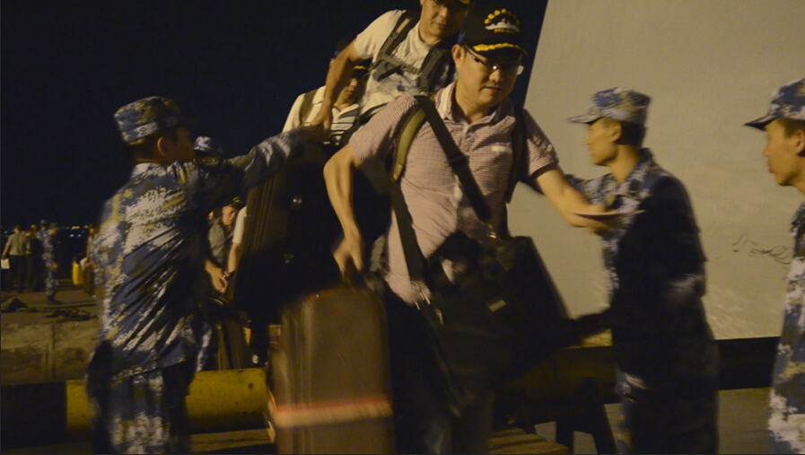 當地時間29日晚10時許，首批122名撤離也門的中國公民乘坐中國海軍護航編隊護衛艦臨沂艦平安抵達吉布提共和國吉布提港。