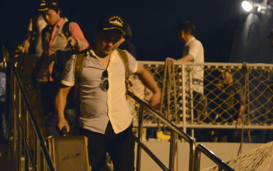當地時間29日晚10時許，首批122名撤離也門的中國公民乘坐中國海軍護航編隊護衛艦臨沂艦平安抵達吉布提共和國吉布提港。4