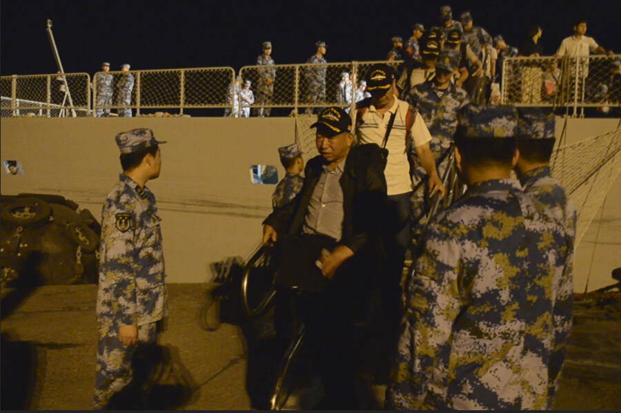 當地時間29日晚10時許，首批122名撤離也門的中國公民乘坐中國海軍護航編隊護衛艦臨沂艦平安抵達吉布提共和國吉布提港。2