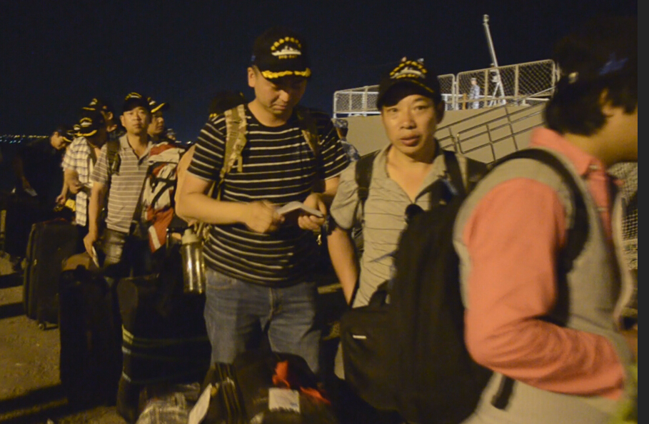 當地時間29日晚10時許，首批122名撤離也門的中國公民乘坐中國海軍護航編隊護衛艦臨沂艦平安抵達吉布提共和國吉布提港。3