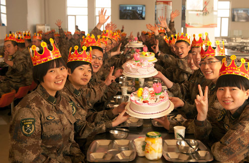 “壽星”官兵們滿臉幸福地舉起生日蛋糕互相慶生。趙志強 攝影