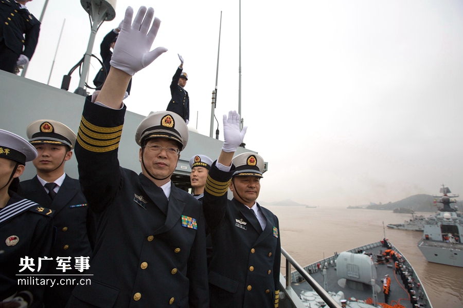第二十批护航编队指挥员和政委向战友和亲人们挥手告别。张标摄