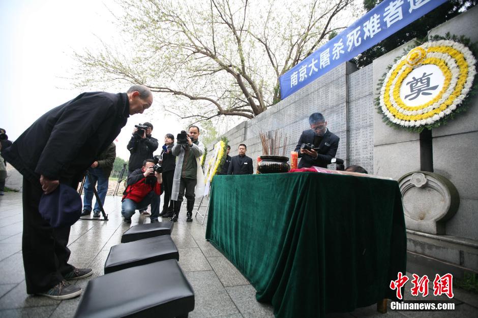 高清:南京大屠殺幸存者清明祭親人
