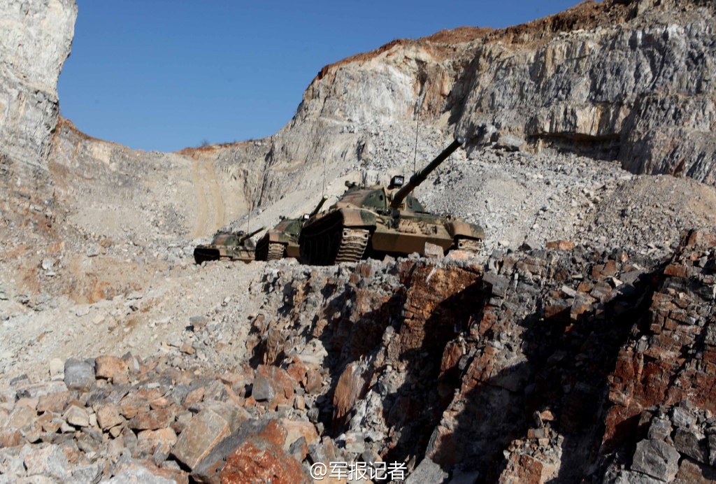 高清：解放軍坦克縱隊開上懸崖峭壁【3】