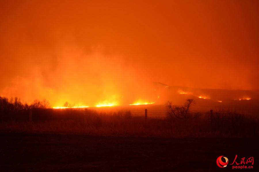 大火來襲，濃煙遮天蔽日，邊境線外就是火頭。