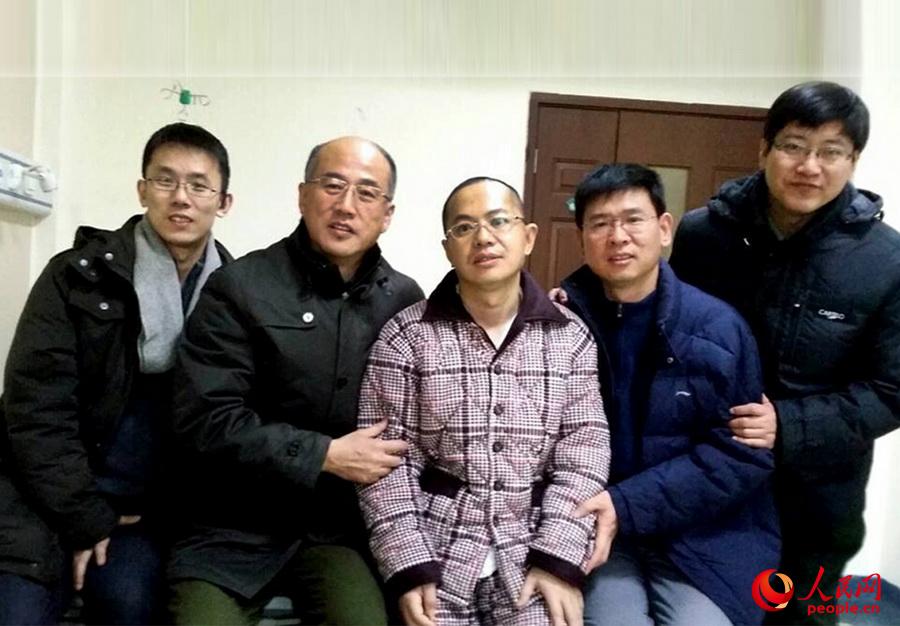 張國春生病住2院后，國防大學領導和同事到醫院看望慰問。