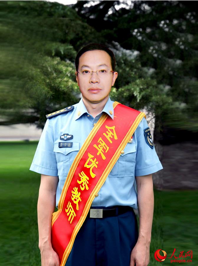張國春業務精湛，師德高尚，2014年被評為全軍優秀教師。