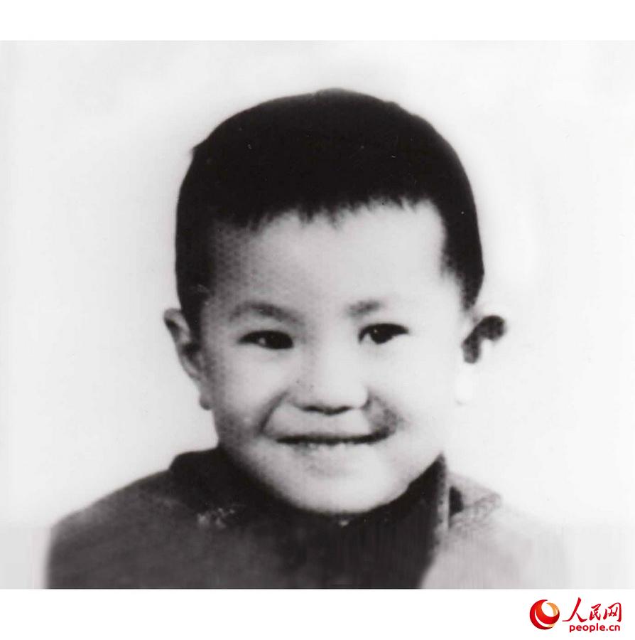 1969年4月3日，張國春出生在黑龍江省齊齊哈爾市克東縣一個普通工人家庭裡。這是他小時候的照片。