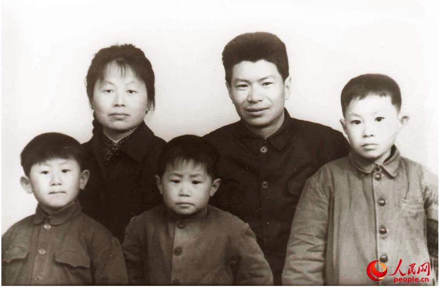 1969年4月3日，張國春出生在黑龍江省齊齊哈爾市克東縣一個普通工人家庭裡。家中兄弟3人，他排行老大。這是全家人合影。