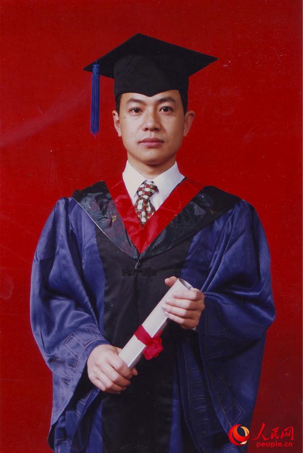 1995年，張國春考上了國防大學研究生並以優異的成績畢業留校任教。