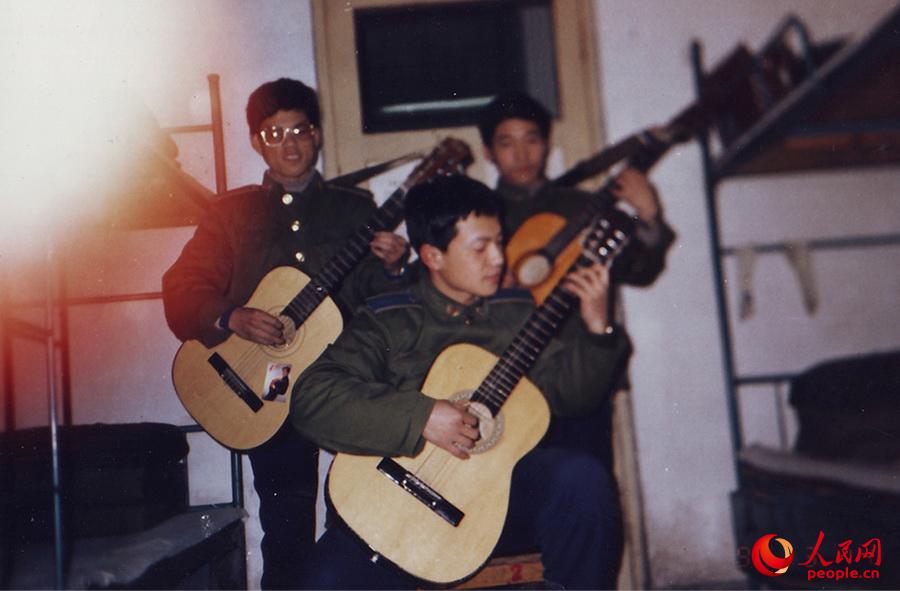 張國春學生時喜歡彈吉他。