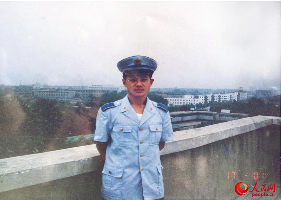 張國春於1987年9月入伍，並以優異成績考入中國人民解放軍空軍電訊工程學院。這是讀書期間留影。