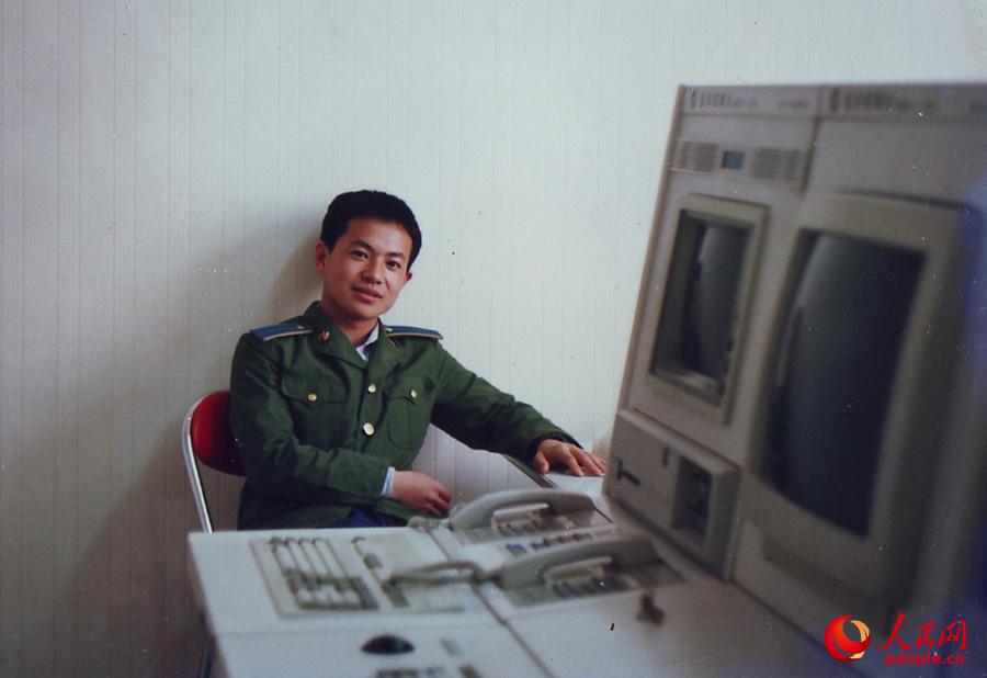 張國春於1987年9月入伍，並以優異成績考入中國人民解放軍空軍電訊工程學院。