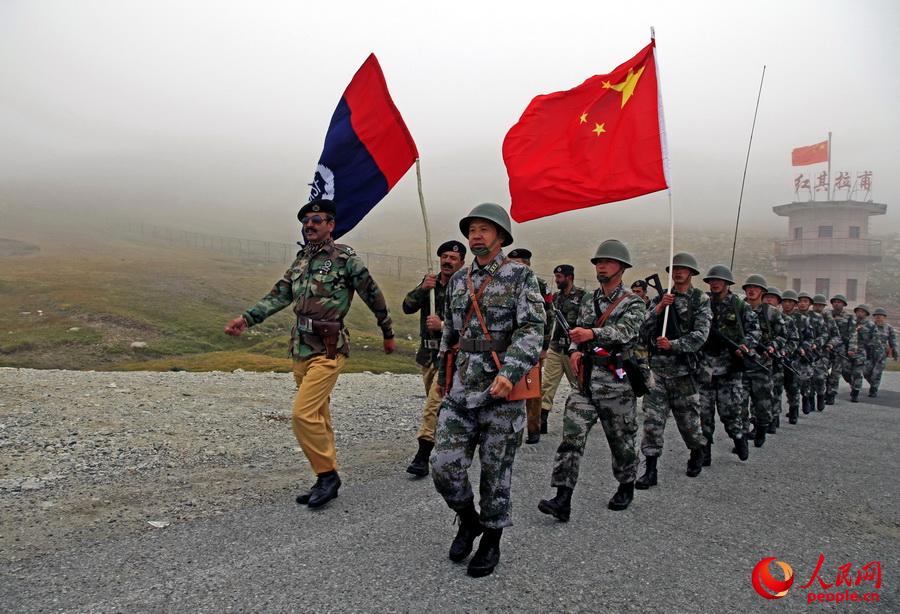 中国军人穿行 死亡之谷 见证中巴友谊:巴带路车