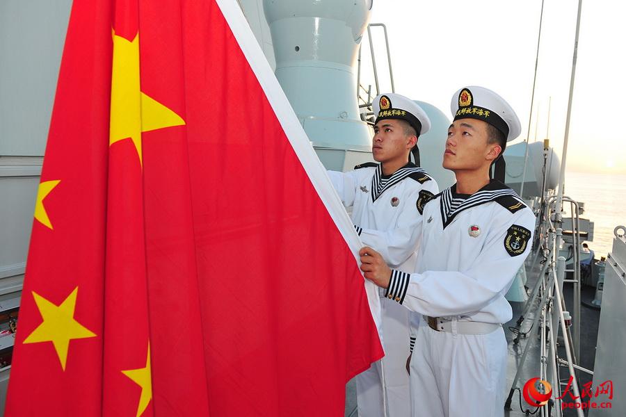 4月22日，海軍第十九批護航編隊舉行慶祝人民海軍成立66周年隆重升旗儀式。熊利兵攝