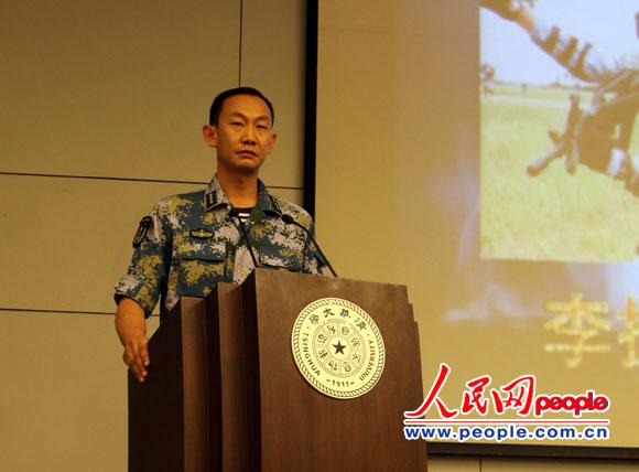 海军陆战队某旅护航特战队副队长李振华在清华大学演讲（摄影：邱越）