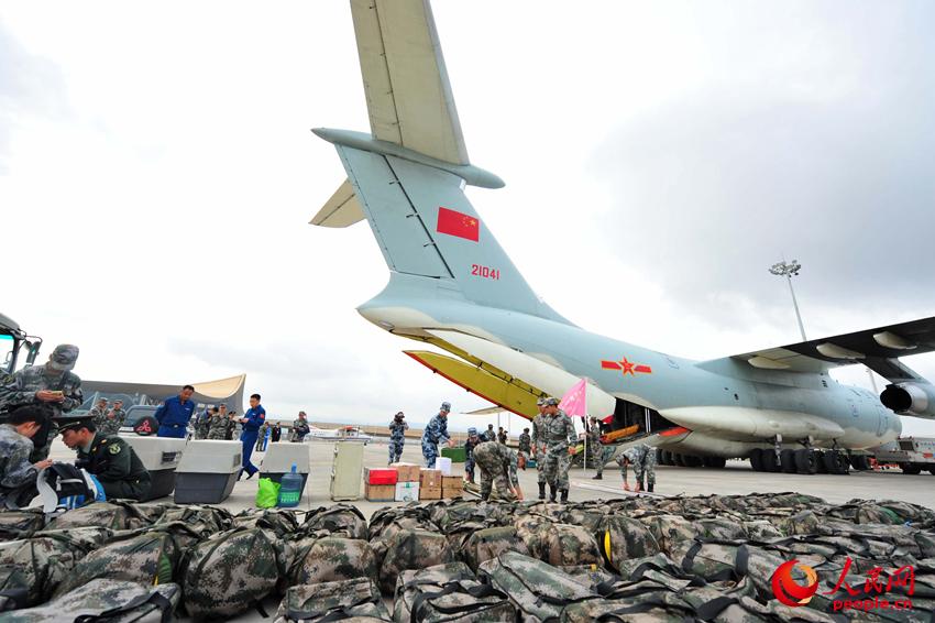 中國空軍4架伊爾-76飛機投入尼泊爾抗震救災  張恆平 攝