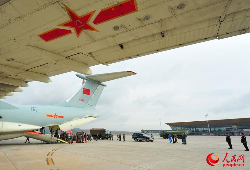 空軍伊爾76運輸機在昆明長水機場搭載第十四集團軍某工兵團地震救援隊官兵，准備趕赴加德滿都地震災區。
